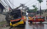 Ônibus bate contra poste e deixa 16 feridos na Grande BH