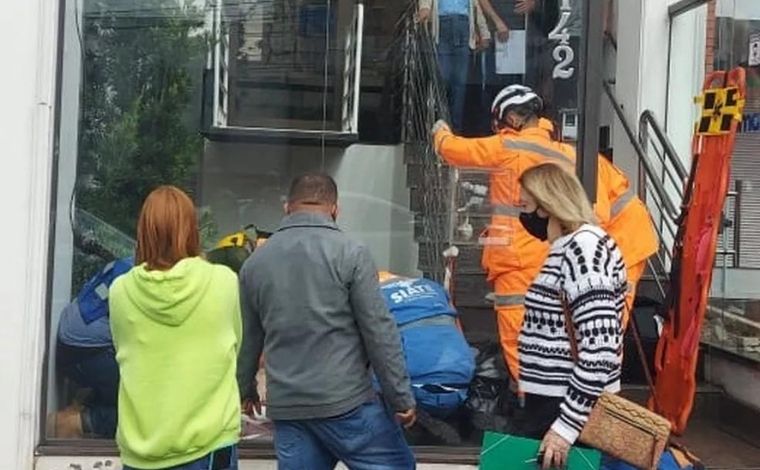 Idosa morre ao cair de elevador em clínica médica em MG; filho é socorrido com traumatismo craniano