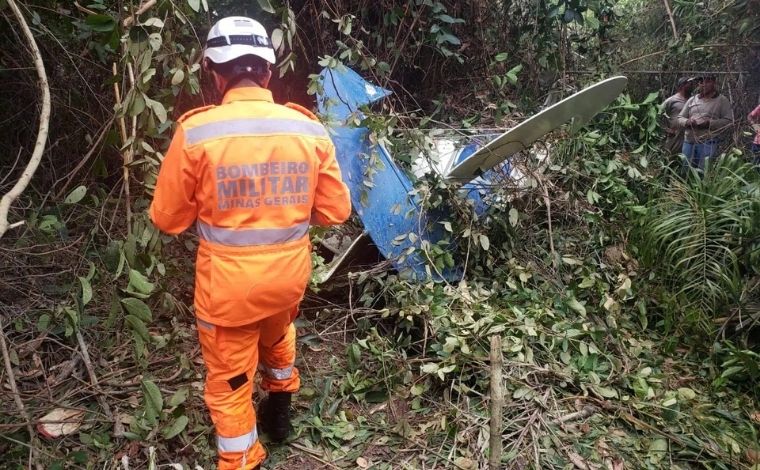 Avião pulverizador cai em fazenda de Minas Gerais e deixa um morto 