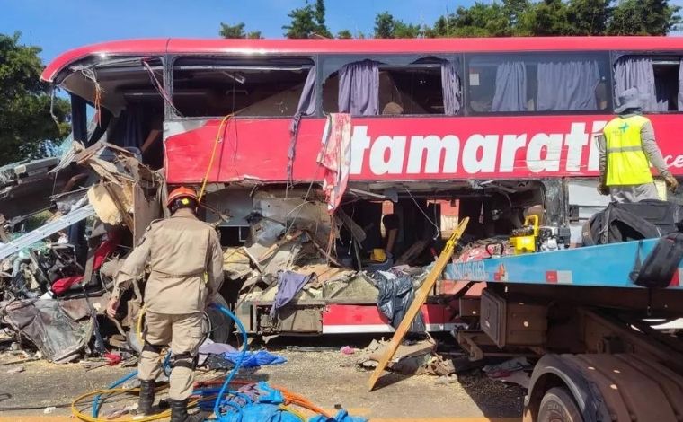 Pelo menos 11 pessoas morrem em acidente entre ônibus e carreta na BR-163, no MT