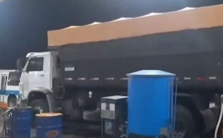 Frentista morre após ter cabeça prensada por caçamba de caminhão em Minas Gerais
