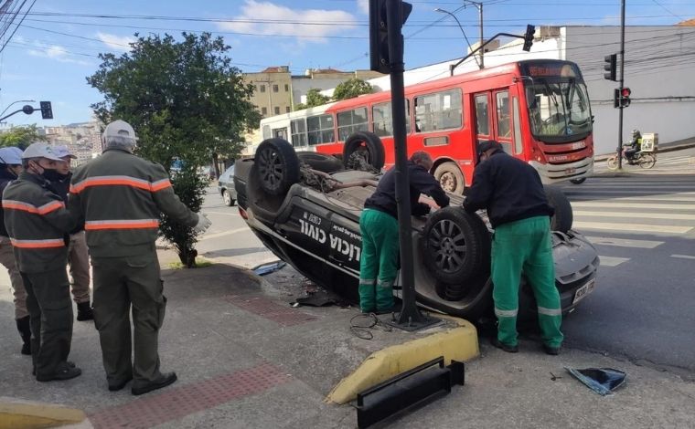 Viatura da Polícia Civil capota e três pessoas ficam feridas em Belo Horizonte