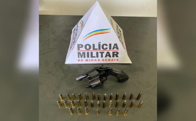 Após denúncia, homem é preso com arma de fogo e munições em fazenda de Araçaí