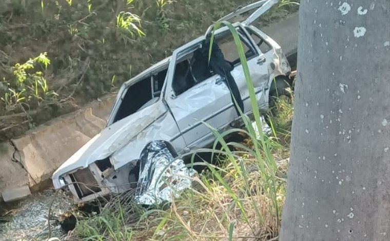 Jovem morre após carro capotar e cair dentro do Córrego do Diogo