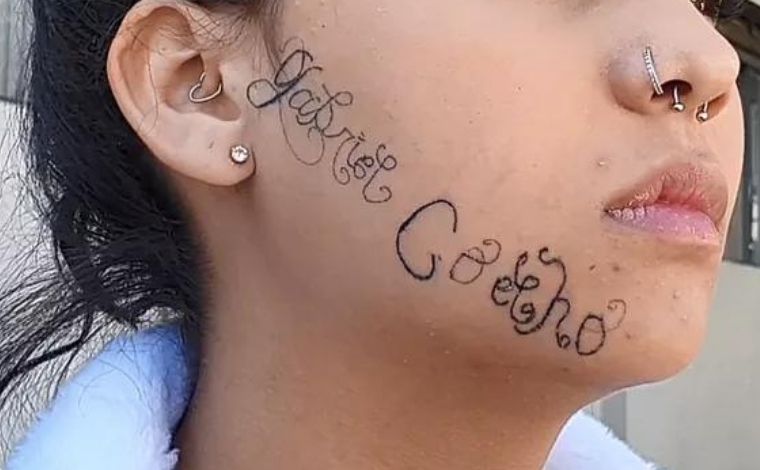 Jovem de 18 anos desaparece e tem nome do ex-namorado tatuado a força no rosto