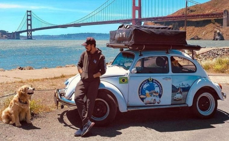 Influencer brasileiro e cachorro que viajavam o mundo em um Fusca morrem em acidente 