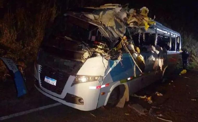 Três pessoas morrem e 13 ficam feridas em acidente entre carreta e micro-ônibus na MGC-12