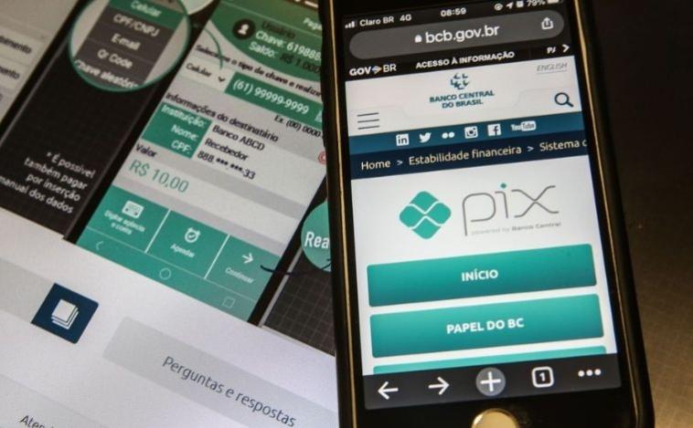 Auxiliar de serviços gerais viraliza ao devolver pix de R$ 95 mil recebido por engano 