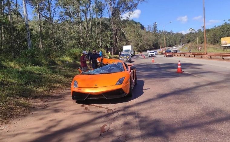Lamborghini avaliada em R$ 1,2 milhão fica destruída em acidente na BR-040