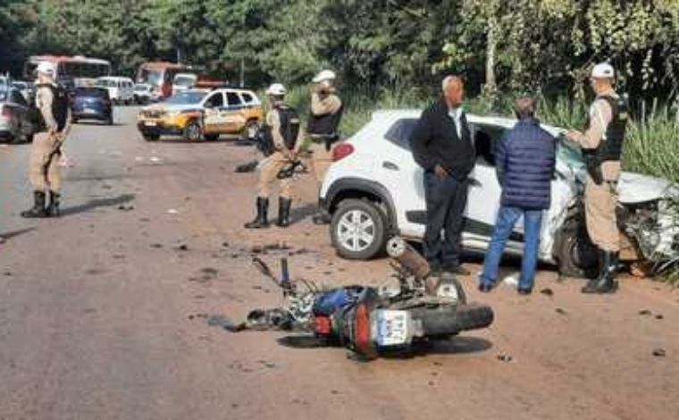 Acidente entre carro e motocicletas deixa dois mortos na MGC-262, na Grande BH