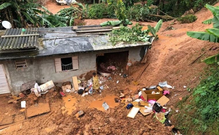 Corpos de mãe e filha são encontrados abraçados sob escombros em Pernambuco
