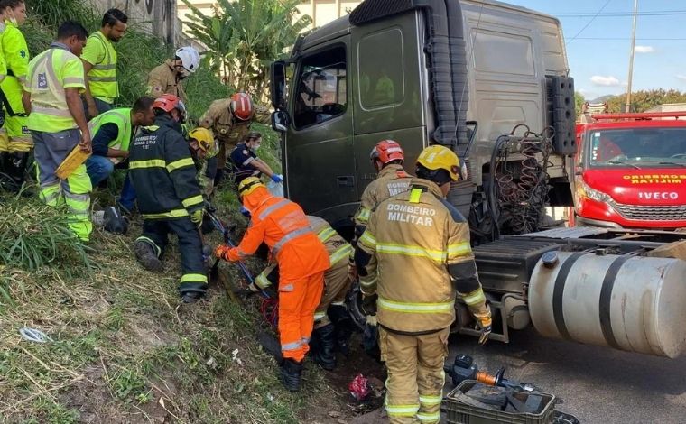 Motociclista tem perna amputada após cair embaixo de carreta no Anel Rodoviário, em BH