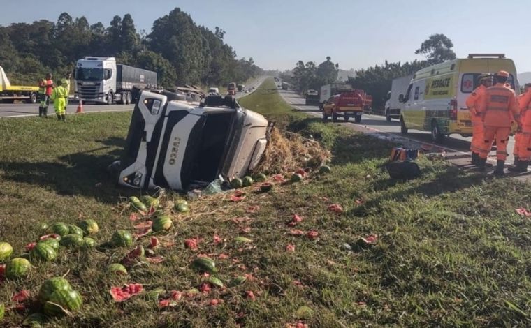 Carreta carregada de melancias tomba na BR-040 em Sete Lagoas; uma pessoa ficou ferida