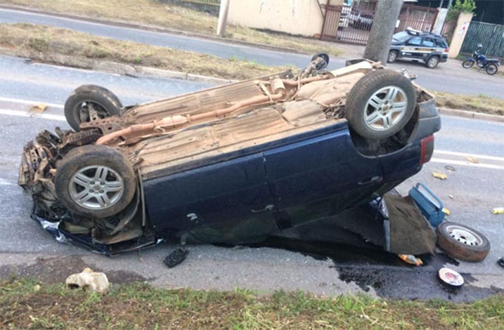 Homem dorme ao volante e capota o carro no Jardim Universitário