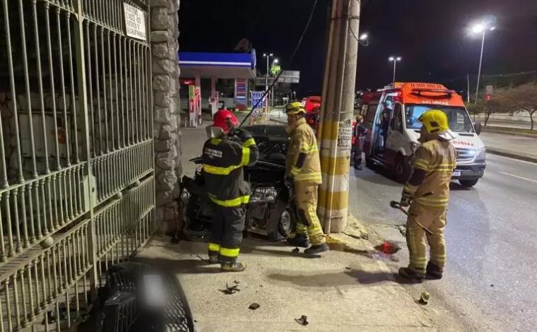 Casal embriagado bate carro em poste e homem foge do local enquanto mulher era socorrida, em BH