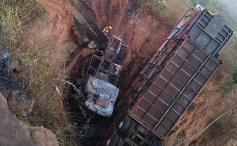 Duas pessoas morrem carbonizadas após carreta cair em barranco e pegar fogo na BR-259, em Minas