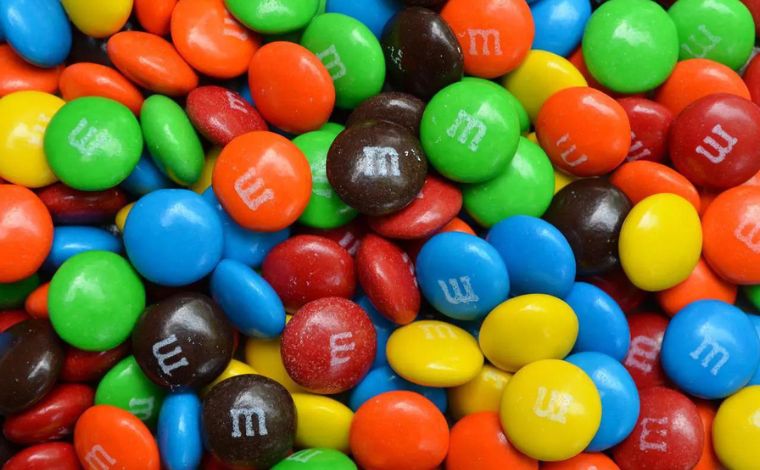 Funcionários da fábrica da M&M são resgatados após caírem em barril de chocolate 