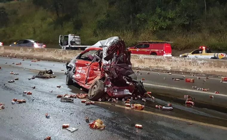 Acidente entre oito veículos deixa mortos e feridos no Anel Rodoviário, em Belo Horizonte