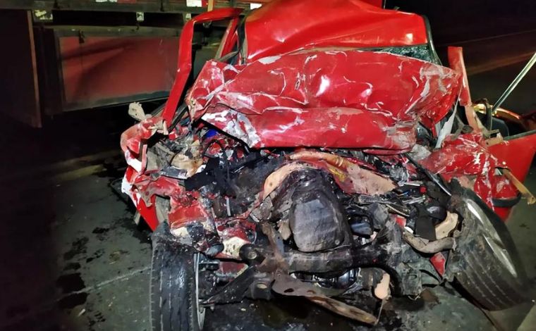 Casal morre em acidente entre carro e caminhão na BR-459, em Minas