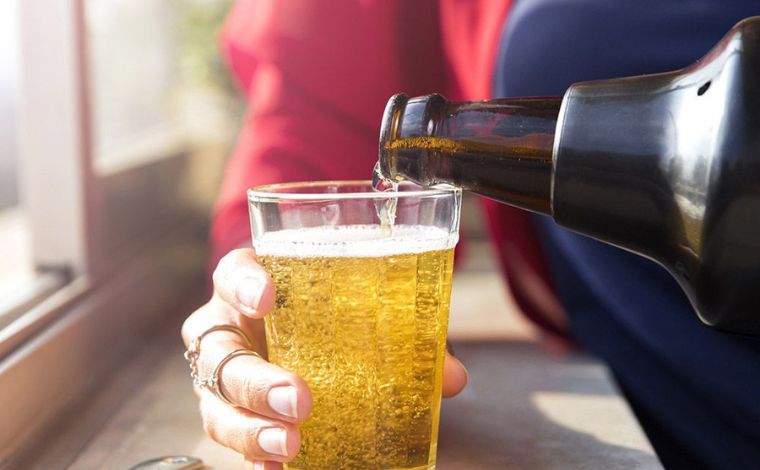 Estudo indica que beber cerveja faz bem para intestino e não engorda