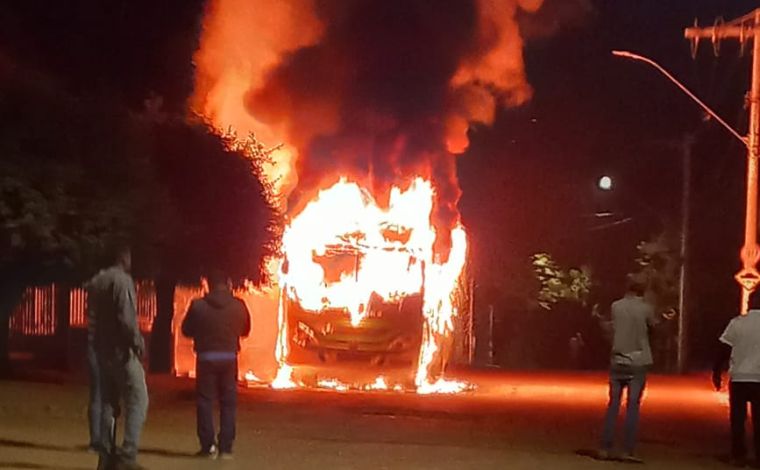 Criminosos colocam fogo em ônibus em Sete Lagoas e deixam bilhete no coletivo