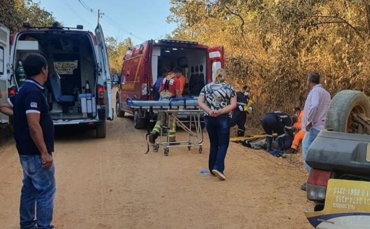 Três pessoas ficam feridas após veículo capotar em estrada rural entre Funilândia e Sete Lagoas