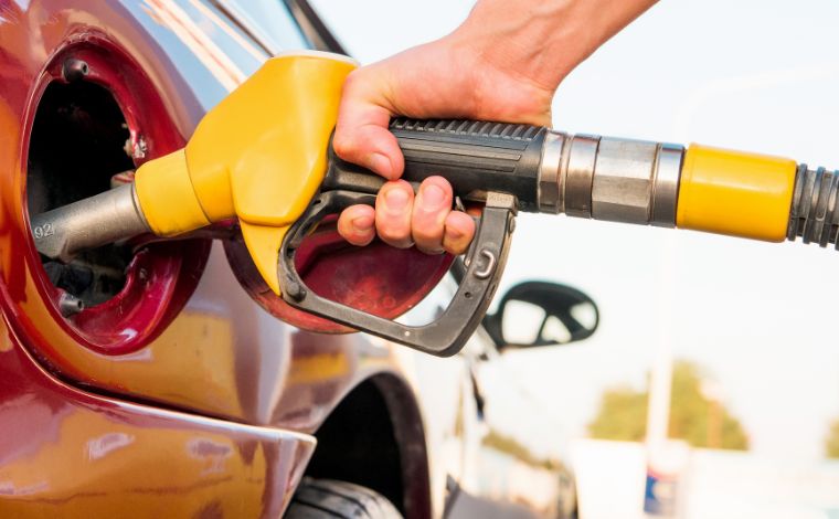 Gasolina fica 5,18% mais cara a partir deste sábado (18) nas refinarias