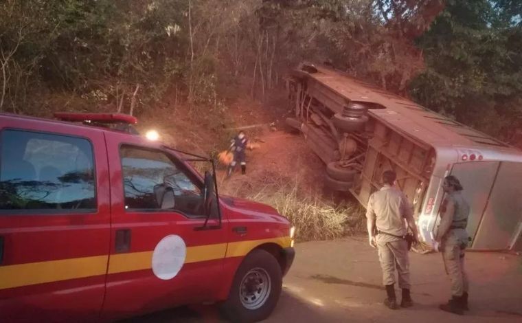 Ônibus com mais de 40 passageiros capota e deixa feridos no Serro, em MG