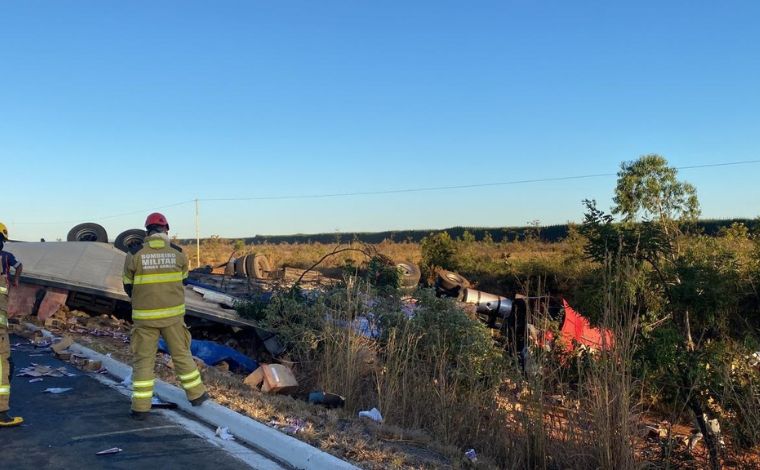 Jovem de 19 anos morre após carro bater de frente com carreta na BR-251, no interior de Minas