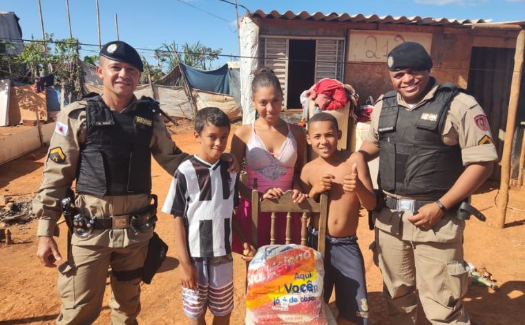 PM entrega cesta básica a família carente em ocupação do bairro Cidade de Deus em Sete Lagoas