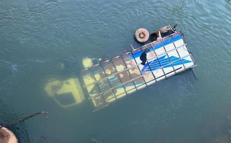 Motorista morre após caminhão cair de ponte na BR-262, em Mariana