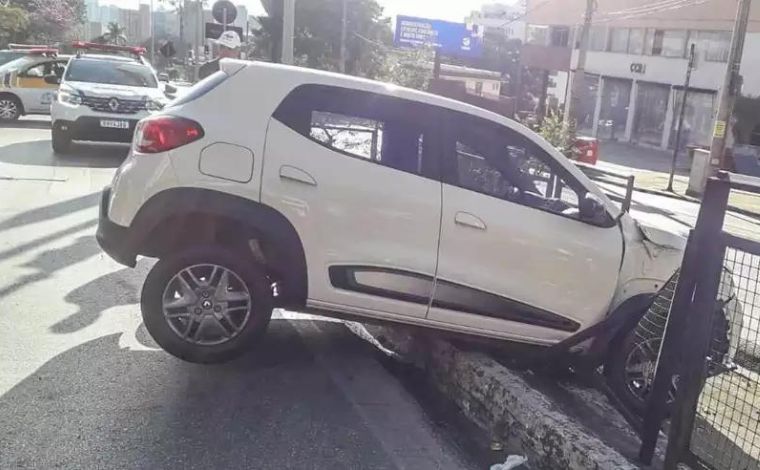 Motorista bate em grade de proteção e abandona carro no meio de avenida em BH