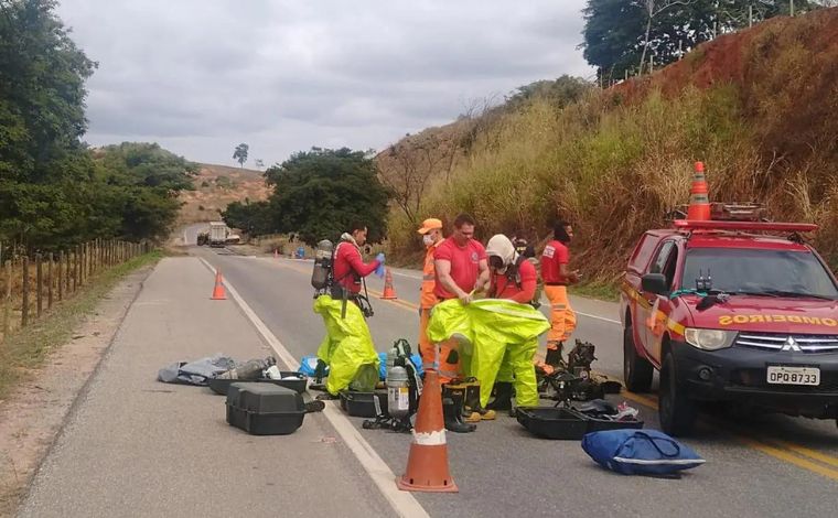 Batida entre duas carretas deixa uma pessoa morta e outra ferida na BR-116, em Minas