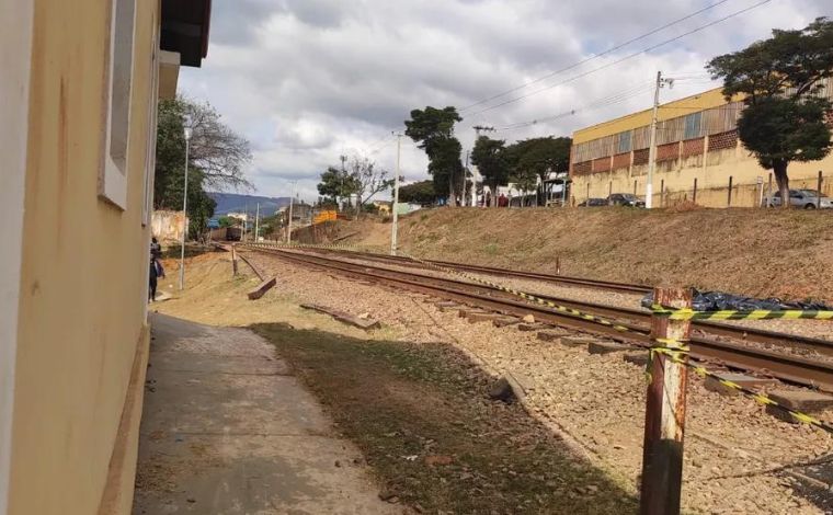 Mulher morre atropelada ao tentar atravessar linha férrea durante passagem de trem na Grande BH