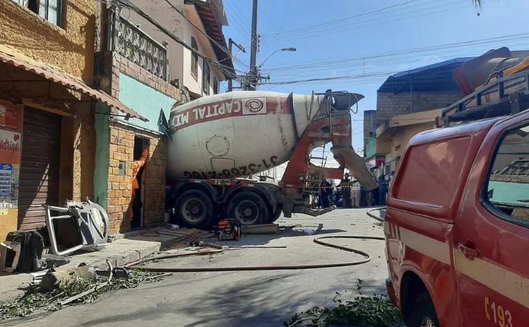 Motorista de betoneira morre ao invadir casa na região Oeste de Belo Horizonte