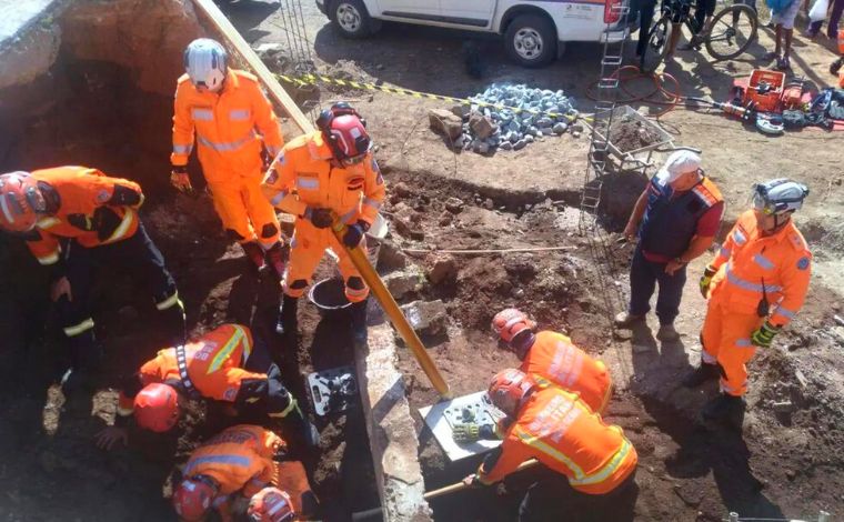  Operário de obra fica parcialmente soterrado após terra ceder na Grande BH