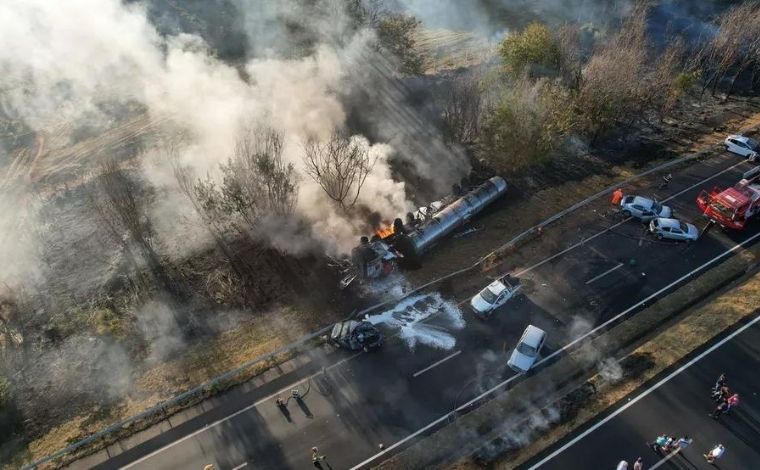 Uma pessoa morre e 6 ficam feridas em acidente envolvendo sete veículos na BR-050, em Araguari