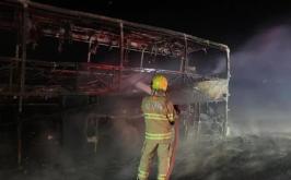 Ônibus com mais de 40 passageiros fica totalmente destruído após pegar fogo na BR-050, em MG