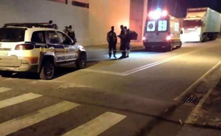 Homem morre atropelado após deitar para dormir embaixo de caminhão, em Minas 