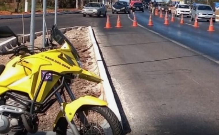 Motociclista morre após colidir em traseira de carro na BR-040, em Sete Lagoas