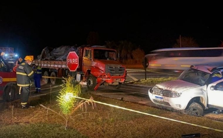 Batida entre carro e caminhão deixa uma pessoa morta e outra ferida na BR-135, em Curvelo