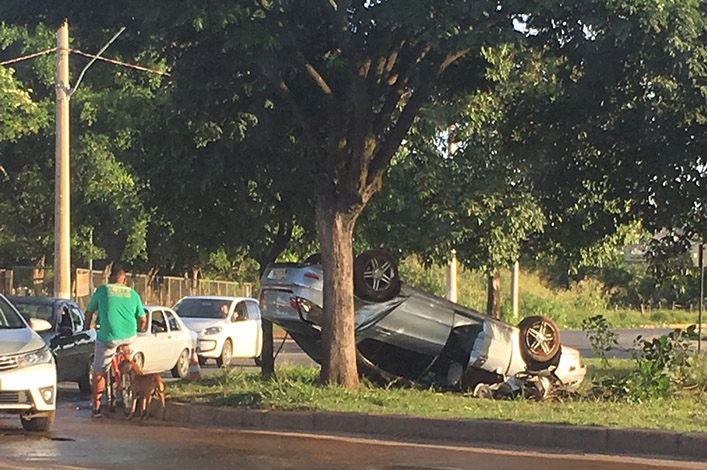 Motorista perde o controle da direção e capota o carro no Bairro Eldorado