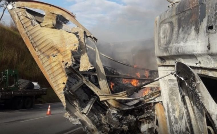 Motorista morre carbonizado em acidente envolvendo três caminhões em Minas Gerais