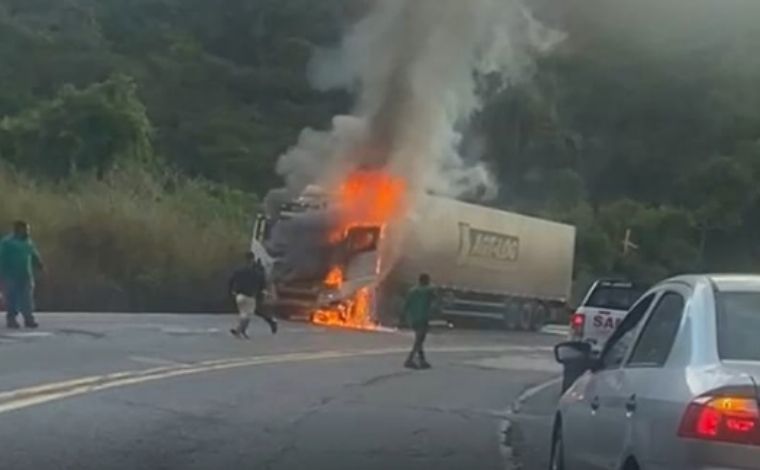 Uma pessoa morre e outra fica gravemente ferida em acidente entre moto e carreta na BR-381, em MG