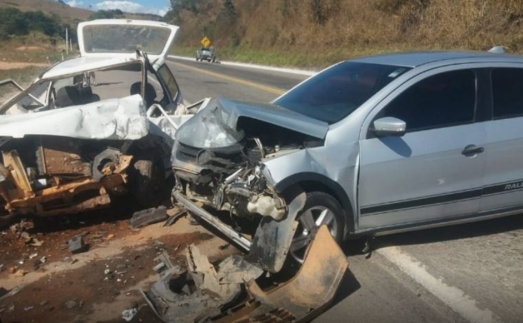 Batida frontal entre dois carros deixa cinco feridos no interior de Minas 