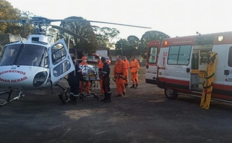 Batida entre dois carros deixa três pessoas feridos na BR-267, em Minas Gerais
