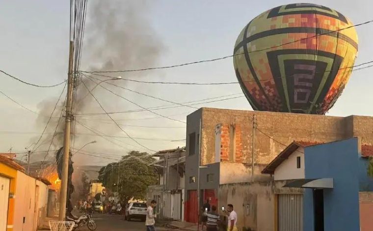 Balão cai em cima de casa e provoca incêndio no interior de Minas Gerais