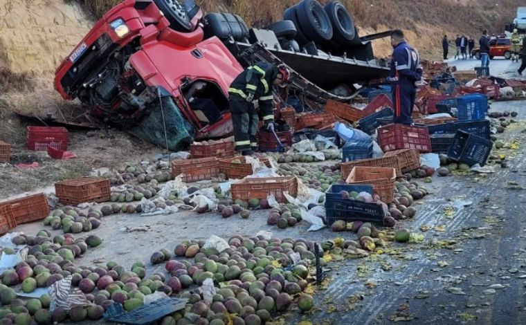 Motorista morre após capotar caminhão carregado com manga na BR-251, em MG