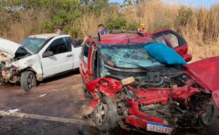 Batida entre dois carros deixa seis feridos na LMG-674, no Norte de Minas