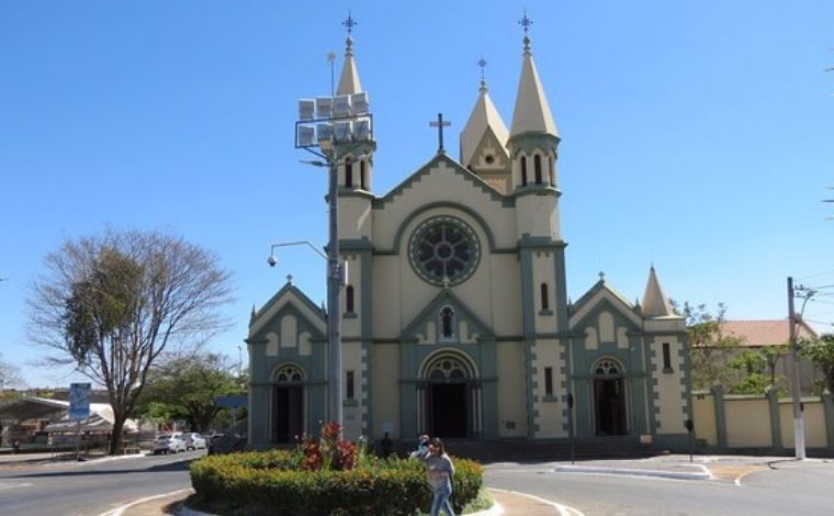 Jovem de 23 anos é baleado dentro de carro e sofre acidente a caminho de hospital, em Curvelo